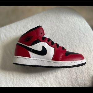 Jordan 1 mid Chicago toe